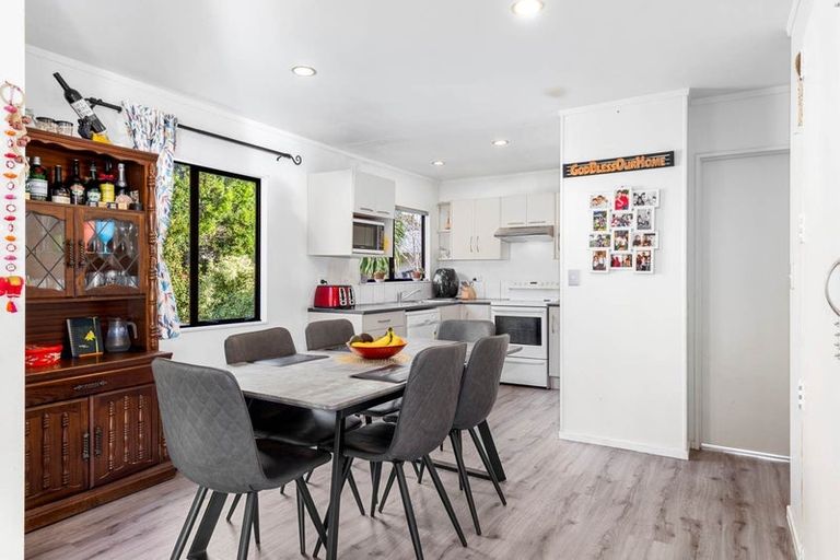 Photo of property in 19 Loughanure Place, Massey, Auckland, 0614