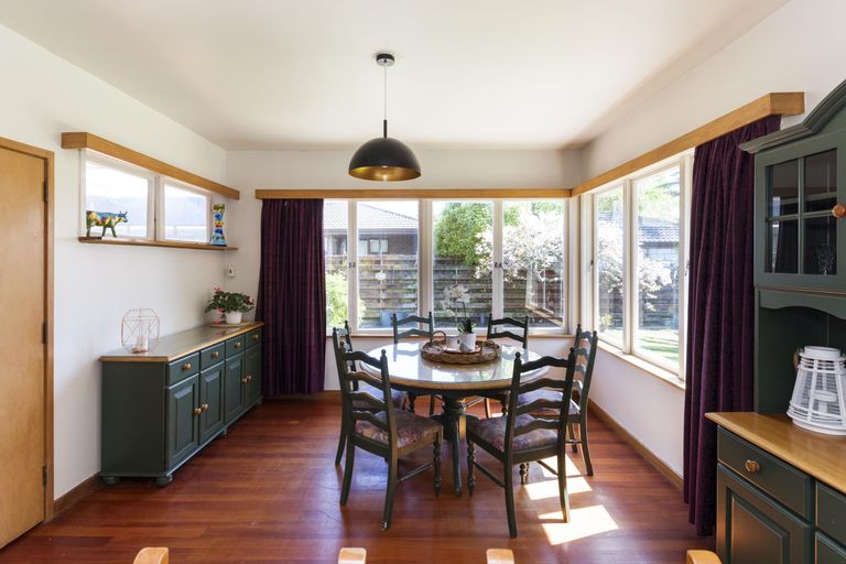 Photo of property in 562 Featherston Street, Roslyn, Palmerston North, 4414