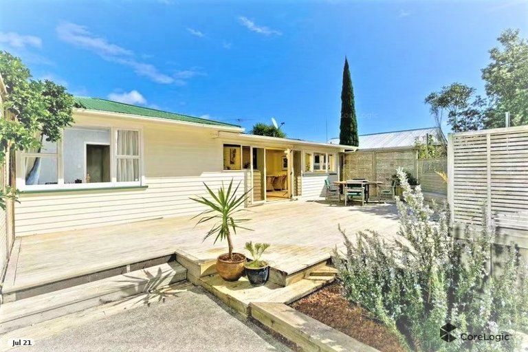 Photo of property in 25 Selwyn Crescent, Forrest Hill, Auckland, 0620