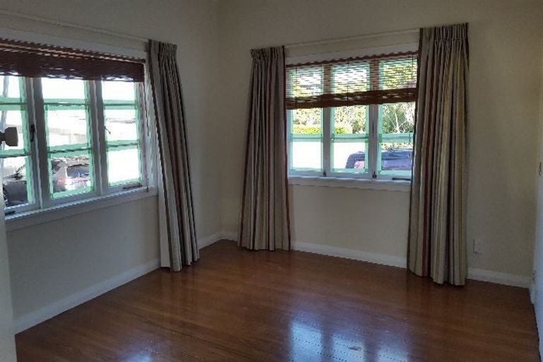 Photo of property in 2/4 Northcote Road, Takapuna, Auckland, 0622