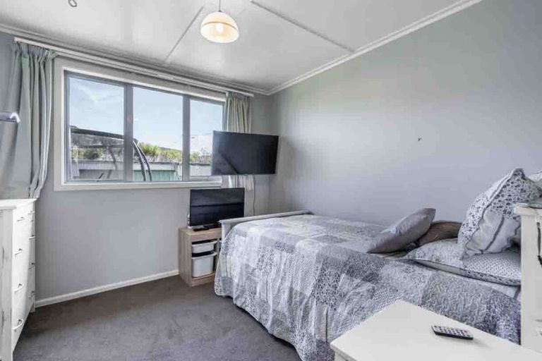 Photo of property in 246 Marine Parade, Bluff, 9814