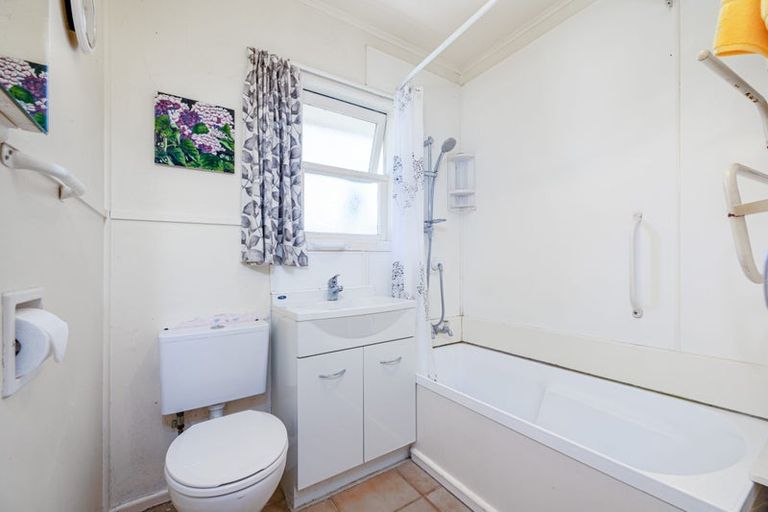 Photo of property in 18 Duncan Avenue, Te Atatu South, Auckland, 0610