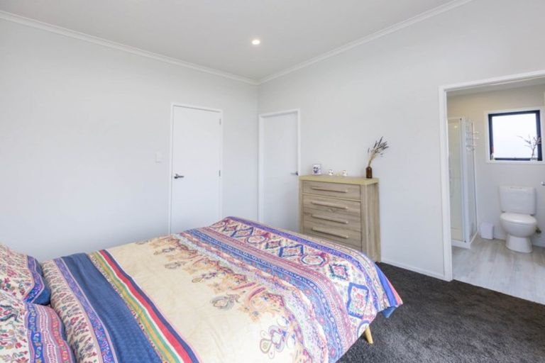 Photo of property in 51 Percy Kinsman Crescent, Riverstone Terraces, Upper Hutt, 5018