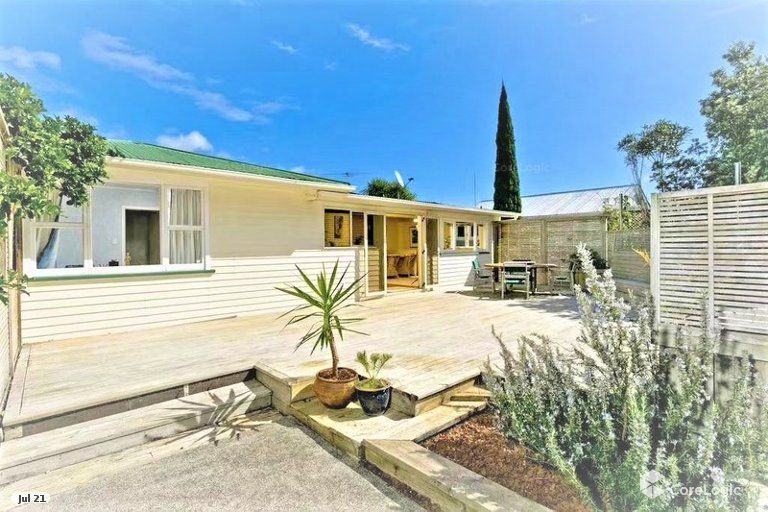 Photo of property in 25 Selwyn Crescent, Forrest Hill, Auckland, 0620