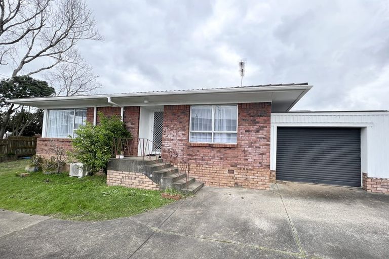 Photo of property in 1/214 Sunnynook Road, Totara Vale, Auckland, 0627