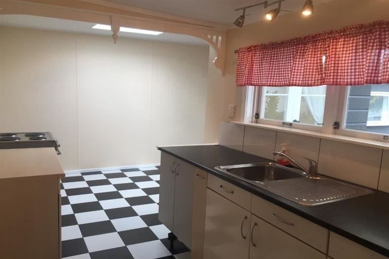 Photo of property in 2 Chaucer Road, Hospital Hill, Napier, 4110