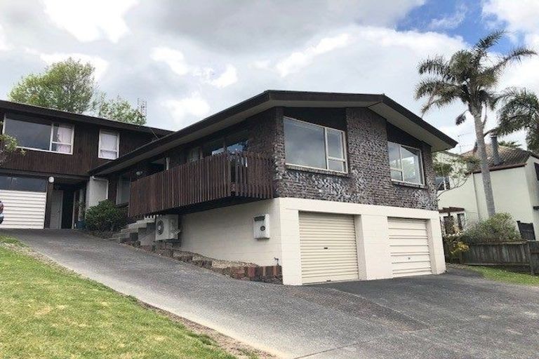 Photo of property in 1/104 Ravenwood Drive, Forrest Hill, Auckland, 0620
