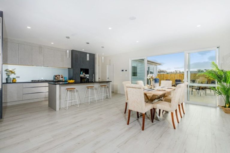 Photo of property in 62 Schoolside Road, Kumeu, 0810