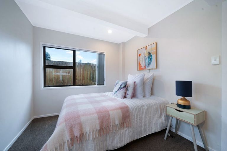 Photo of property in 102 Tirimoana Road, Te Atatu South, Auckland, 0602