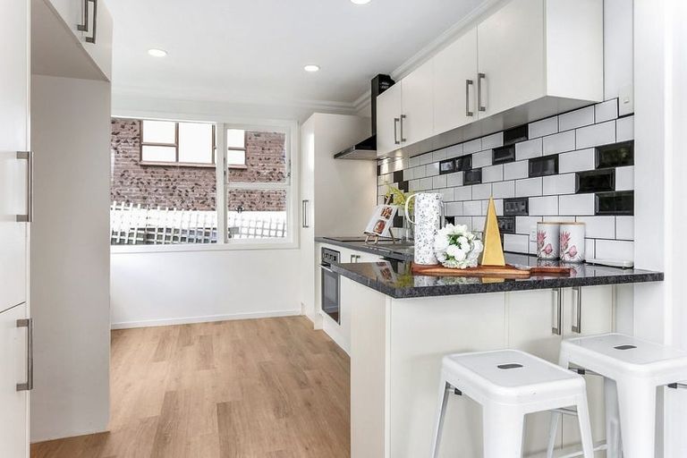 Photo of property in 2/4202a Great North Road, Glendene, Auckland, 0602