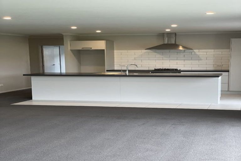 Photo of property in 5 Larmer Drive, Kumeu, 0810