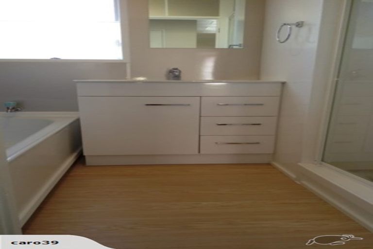 Photo of property in 325 Roscommon Road, Clendon Park, Auckland, 2103