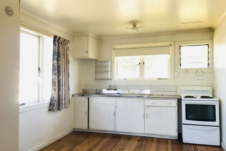 Photo of property in 2 Binsted Road, New Lynn, Auckland, 0600