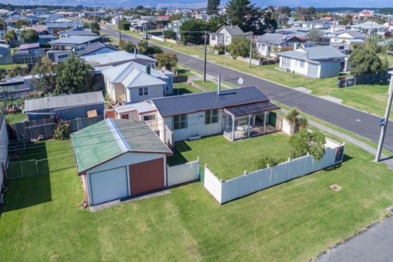Photo of property in 17 Pratt Avenue, Foxton Beach, Foxton, 4815