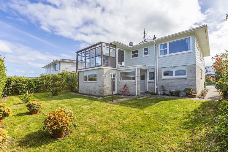 Photo of property in 30 Westview Grove, Miramar, Wellington, 6022