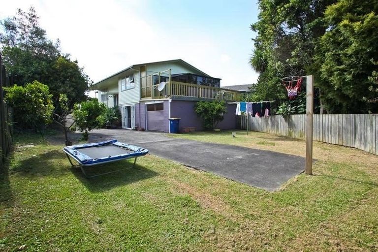 Photo of property in 35 Easton Park Parade, Glenfield, Auckland, 0629