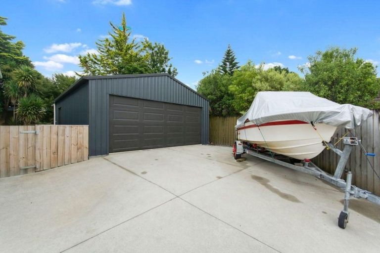 Photo of property in 70 Tirimoana Road, Te Atatu South, Auckland, 0602