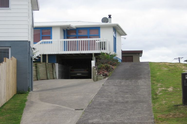 Photo of property in 2/21 Roberts Road, Glenfield, Auckland, 0629