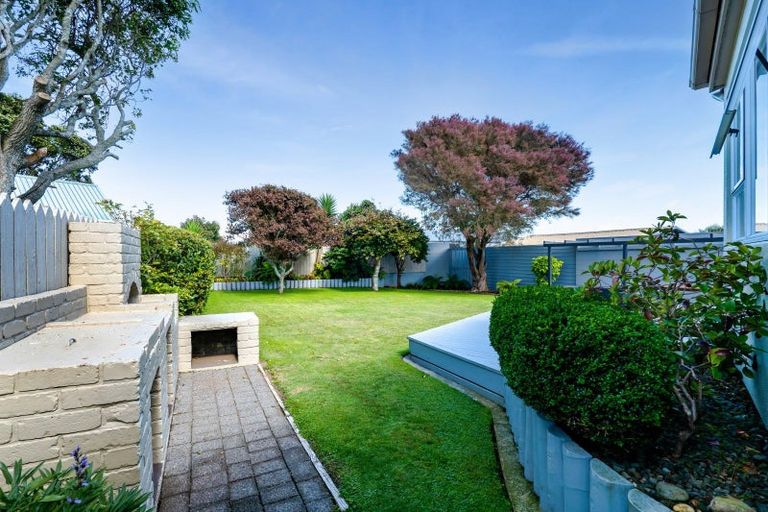 Photo of property in 15 Leon Place, Waitara, 4320