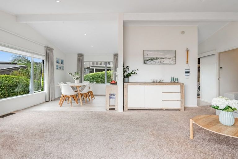 Photo of property in 7 William Bayes Place, Red Beach, 0932