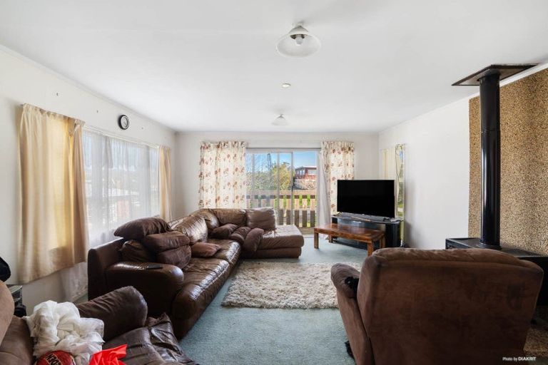 Photo of property in 16 Crompton Road, Massey, Auckland, 0614
