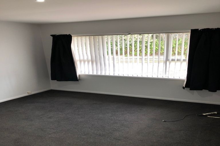 Photo of property in 1/4220 Great North Road, Glendene, Auckland, 0602