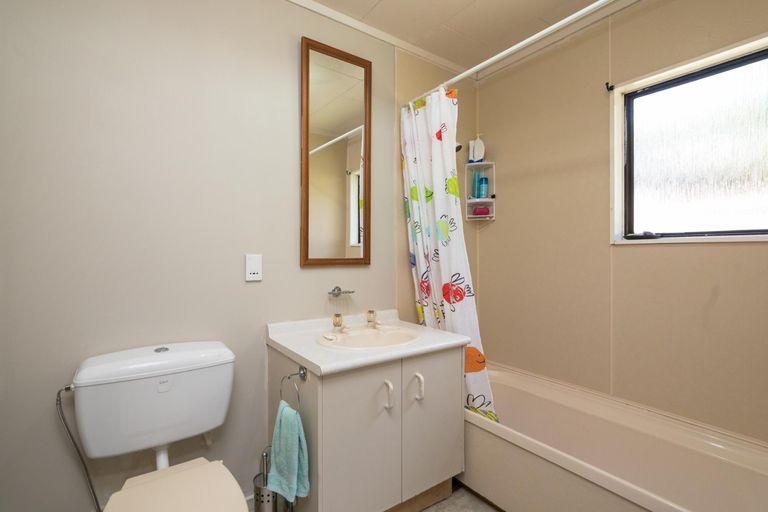 Photo of property in 35 Heathcote Place, Fitzherbert, Palmerston North, 4410