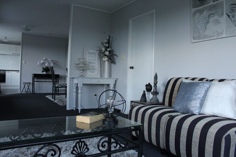 Photo of property in 1/17 Kupari Place, Totara Vale, Auckland, 0629