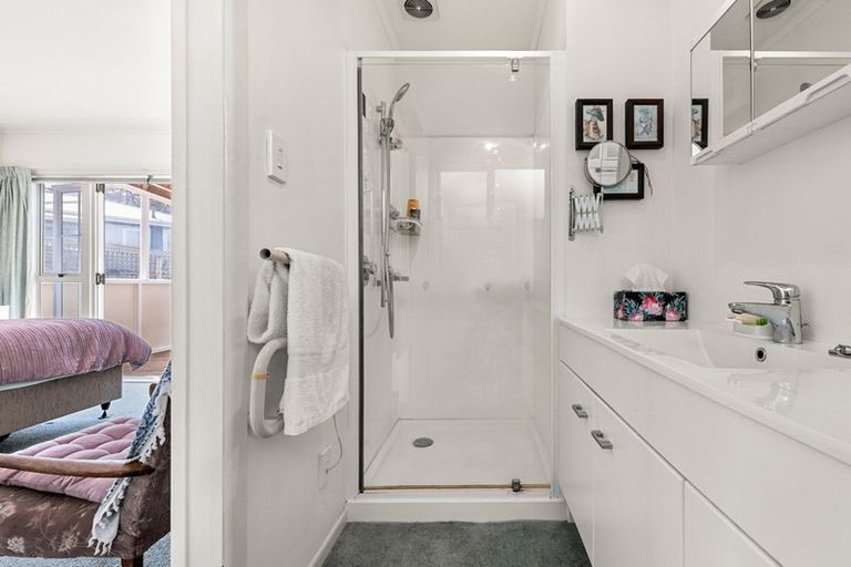 Photo of property in 4 Cotswold Crescent, Newlands, Wellington, 6037