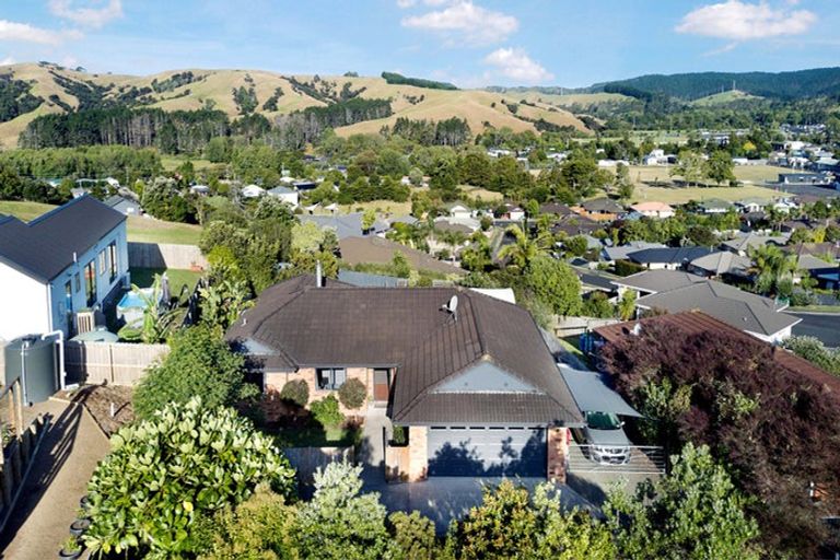 Photo of property in 32 Te Kauri Place, Helensville, 0800