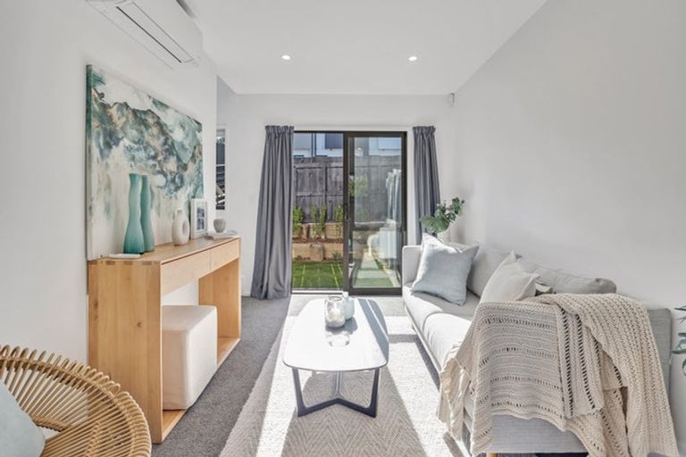 Photo of property in 2/58 Kemp Road, Massey, Auckland, 0614