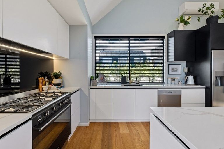 Photo of property in 32 Falconer Rise, Jacks Point, Queenstown, 9371