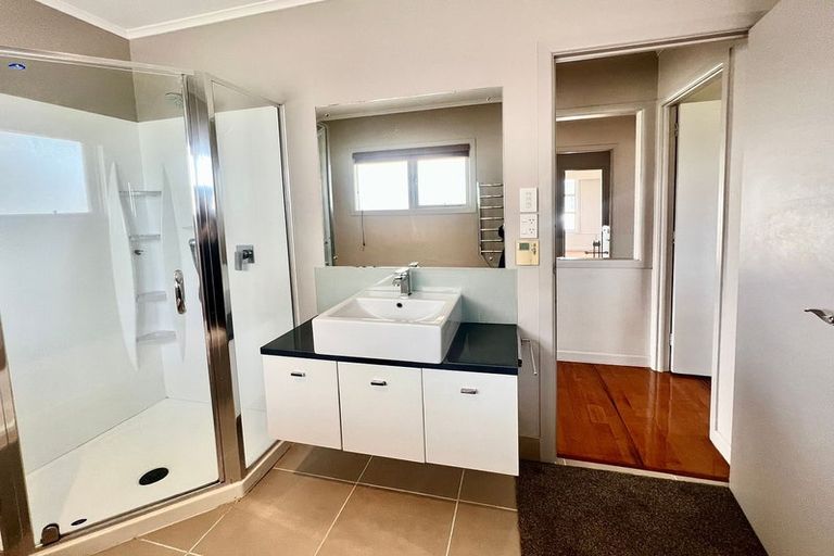 Photo of property in 73 Sylvan Avenue, Northcote, Auckland, 0627