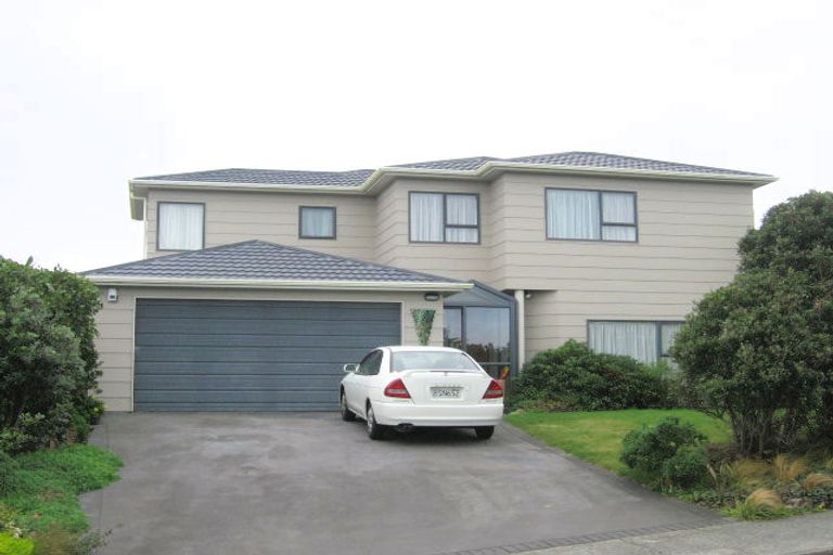 Photo of property in 5 Bayswater Place, Newlands, Wellington, 6037