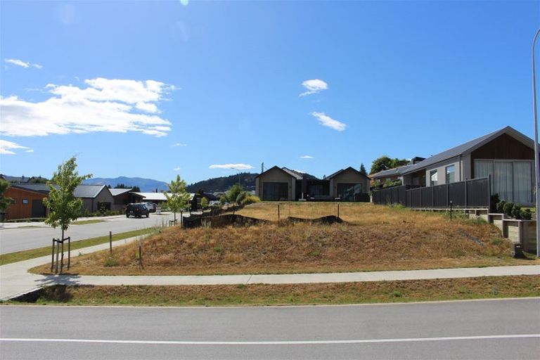 Photo of property in 1 Scurr Terrace, Wanaka, 9305
