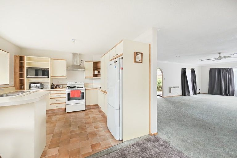 Photo of property in 18 Regency Crescent, Redwood, Christchurch, 8051