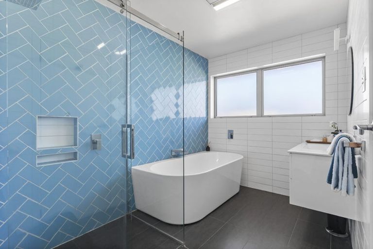 Photo of property in 24 Gulf Crest, Bucklands Beach, Auckland, 2012