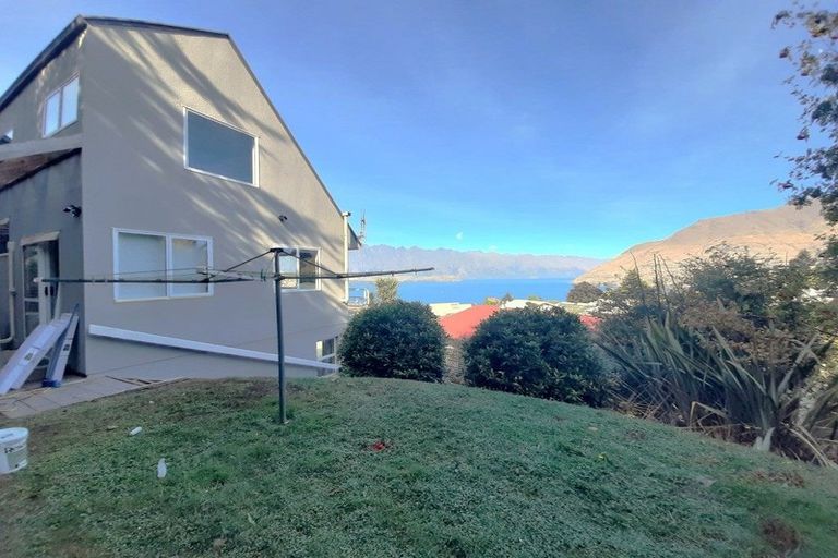 Photo of property in 32 Avalon Crescent, Fernhill, Queenstown, 9300