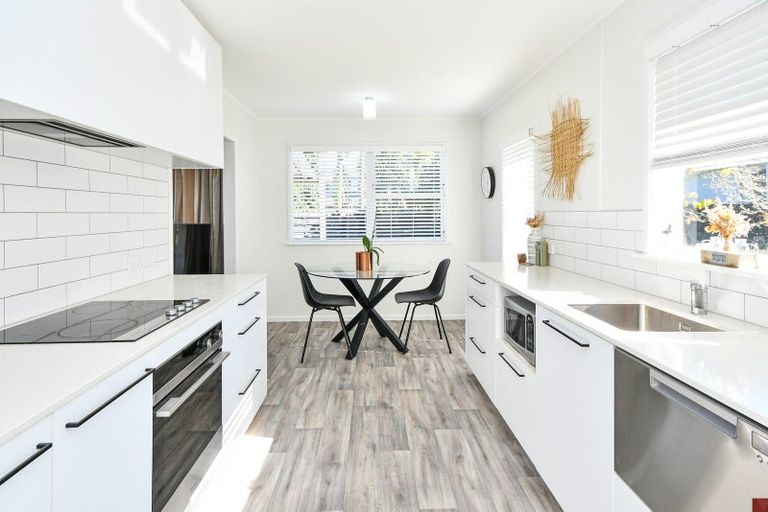 Photo of property in 5 Grimshaw Place, Henderson, Auckland, 0612