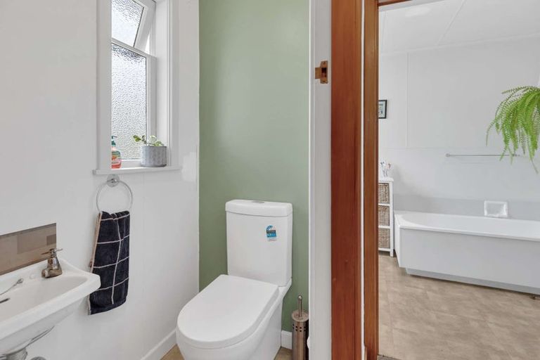 Photo of property in 4 Belvedere Crescent, Takaro, Palmerston North, 4412