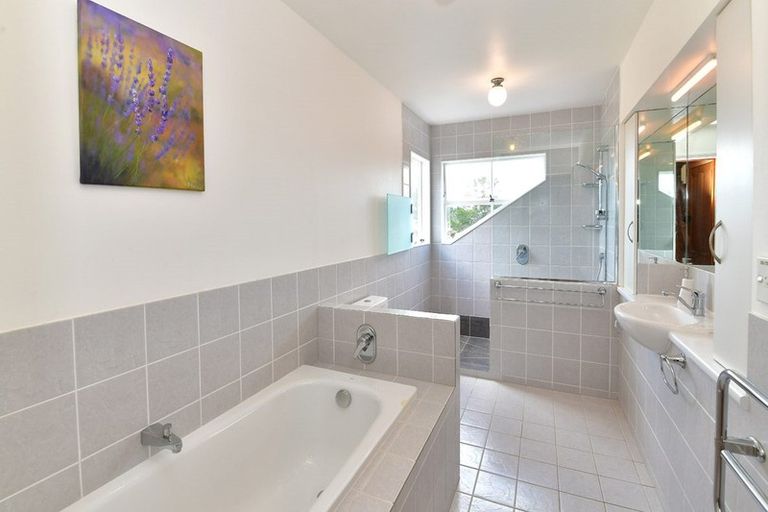 Photo of property in 33 Te Araroa Drive, Paremoremo, Auckland, 0632