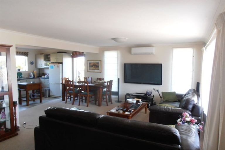 Photo of property in 2/18 Heaphy Place, Casebrook, Christchurch, 8051