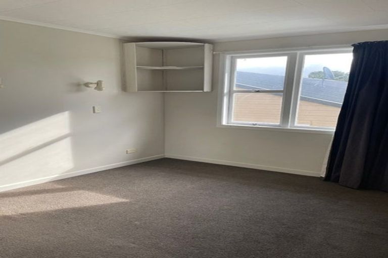 Photo of property in 10 Stephen Avenue, Henderson, Auckland, 0610