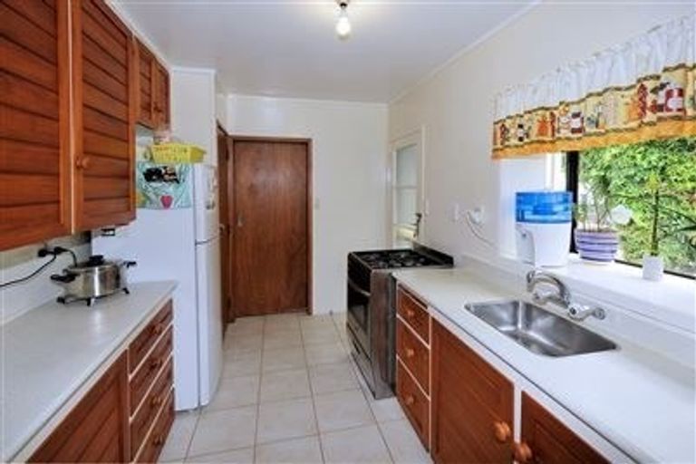 Photo of property in 1/15 Woodall Place, Totara Vale, Auckland, 0627