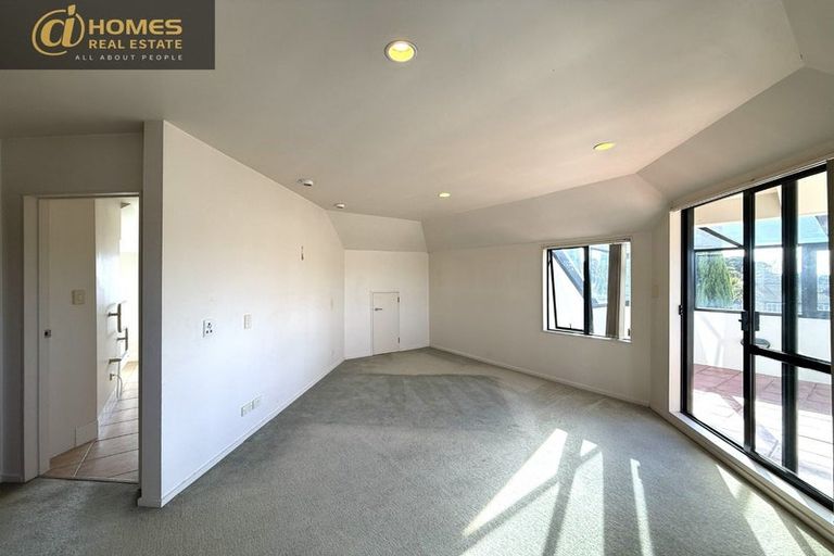 Photo of property in 5 Queen Natalie Place, Massey, Auckland, 0614
