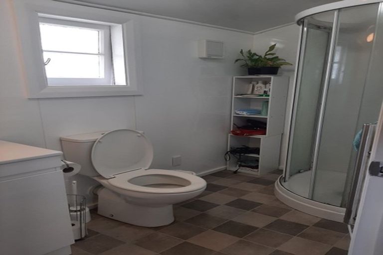 Photo of property in 100 Kelburn Parade, Kelburn, Wellington, 6012