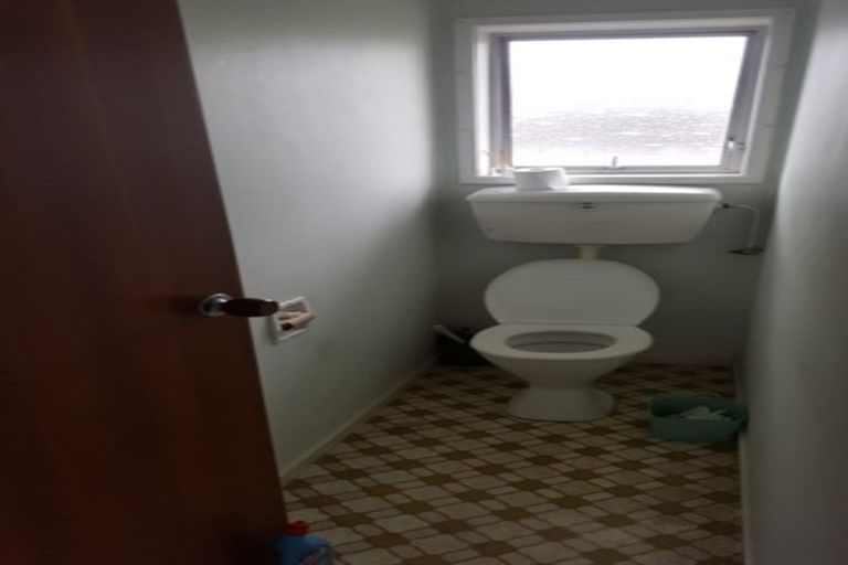 Photo of property in 2/5 Tirimoana Road, Te Atatu South, Auckland, 0602