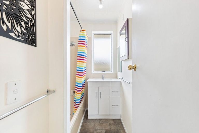 Photo of property in 11 Perrin Place, Kelvin Grove, Palmerston North, 4414