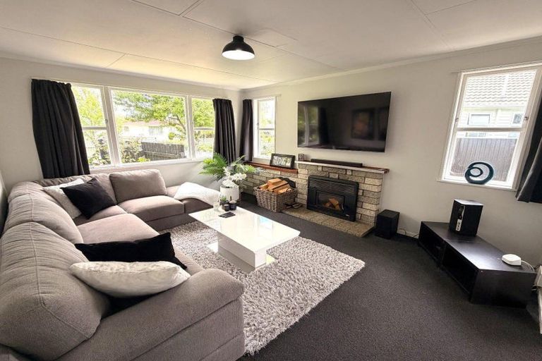 Photo of property in 25 Mokau Place, Terrace End, Palmerston North, 4410