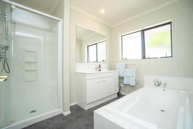 Photo of property in 147 Pacific Drive, Fitzherbert, Palmerston North, 4410